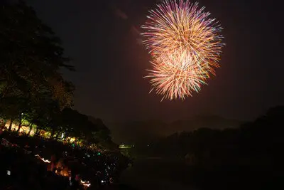 제57회 신시로 낭량 불꽃축제 — 밤하늘에 피어나는 불꽃이 관객의 시선을 사로잡습니다