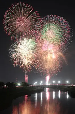 카리야 완사카 축제 2026 불꽃대회: 축제 회장 상공에서 큰 불꽃이 피어납니다