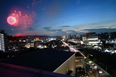 夜景に浮かび上がる鮮烈な一発