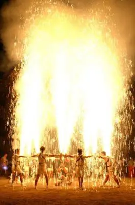 秋葉祭典 高度超過7公尺的火焰升空手筒煙火震撼力十足