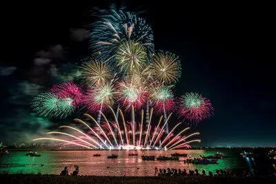 川面を染める色鮮やかな多色花火の競演