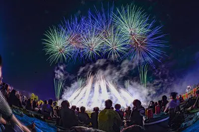 花火と光線が交差する迫力の演出シーン