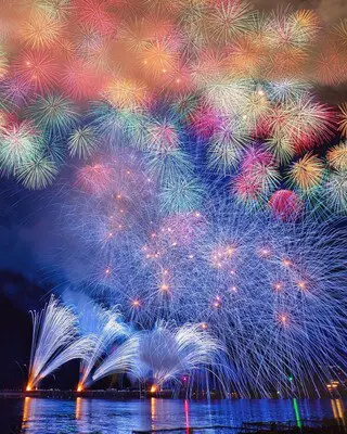 제73회 오와세 항 축제 — 밤하늘에 만개한 색색의 대형 불꽃