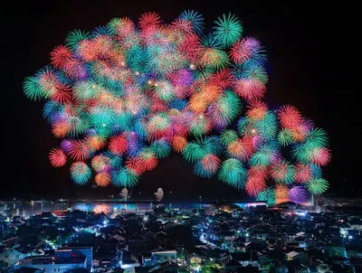 色彩豊かな花火と夜空の競演が魅力