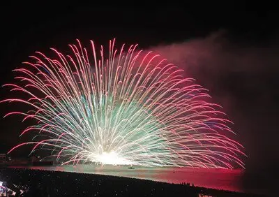 扇状に広がるダイナミックな一斉打上