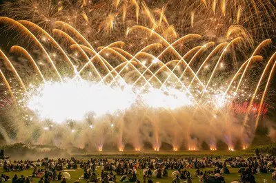 夜空一面に広がる金色のワイドスターマイン