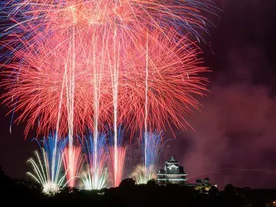 후쿠치야마 HANABI 2026 — 후쿠치야마성 상공을 물들이는 압도적인 붉은 대형 불꽃