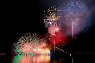미야즈 등롱 흘리기 불꽃축제 — 수면에 비친 환상적인 빛의 띠