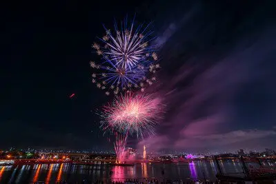 點綴夜空的藍色與紫色夢幻大輪煙火競演
