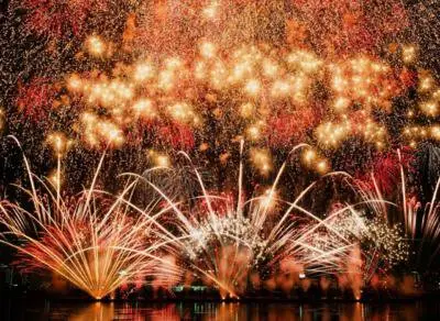 第38回 なにわ淀川花火大会 花火が雨のように視界全体に降り注ぐ