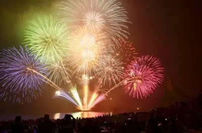 제49회 카스미 고향축제 해상 불꽃축제 시야 일면을 가득 채우는 피날레 불꽃은 압권이다
