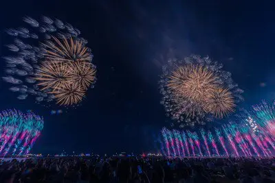光帶與鮮豔大輪煙火共演