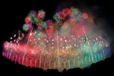 도요오카 버드나무 축제 불꽃축제 특수한 불꽃들이 하늘로 솟구치는 모습은 필견