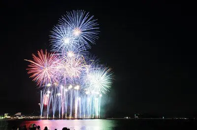 第79回 淡路島まつり花火大会 色とりどりの花火が海岸の夜空に輝く