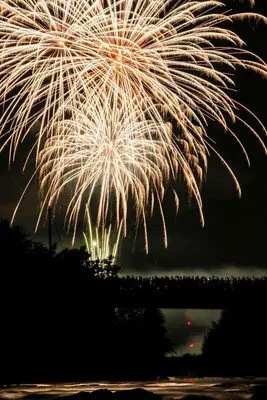 加東市花祭鮎祭煙火大會 — 點綴鬪龍灘夜空的大輪煙火