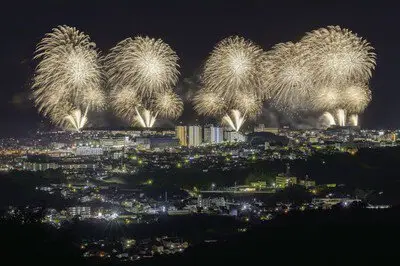 街を照らすスケール感ある大玉花火