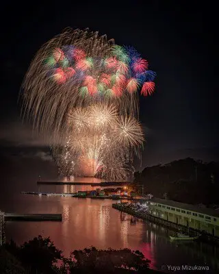 제39회 우라도메해안 원기 페스티벌(불꽃대회) — 수면에 펼쳐지는 불꽃이 환상적입니다