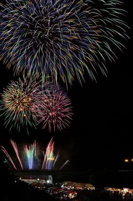구라요시 우치부키축제 비텐 불꽃대회 — 하천 부지의 광장에서 여유롭게 불꽃을 감상하며 축제의 피날레를 즐길 수 있습니다
