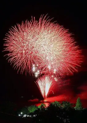 迫力満点、夜空を赤く染める大輪の花火