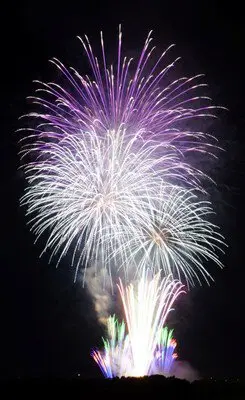 돗토리샹샹제 니혼카이신문 창간 50주년 기념 '제73회 시민 여름 불꽃대회' - 'For You, For Tottori.'를 테마로 다양한 불꽃을 즐길 수 있습니다