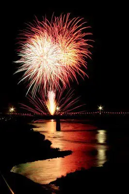 츠와노정 여름 축제 '니치하라 아유 축제 불꽃대회' - 박력 넘치는 경치에 어느새 마음을 빼앗깁니다
