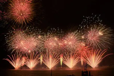 2026 고노가와 축제 불꽃축제 - 수면 및 수중 불꽃이 밤하늘을 수놓습니다