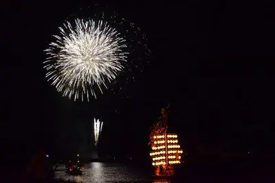 다카쓰가와 불꽃축제 2026 - 불꽃과 배의 불빛이 강물에 비치는 환상적인 풍경을 볼 수 있습니다