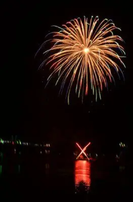 第40屆 日生港祭煙火大會——超過2,500發煙火將夜空與水面映照得美麗動人
