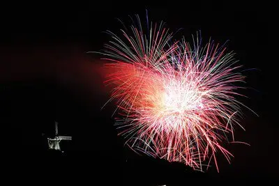 浴衣姿で見上げる駅前の夏夜の一幕