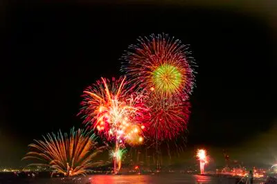 제42회 아시아포트페스티벌 in KANMON 2026 간몬해협 불꽃축제 — 선명한 불꽃이 바다에 반사된다