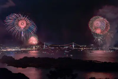 関門橋を挟む両岸の花火共演