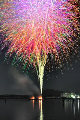 제55회 미토요 타쿠마항 축제 — 밤하늘을 뒤덮는 대형 불꽃의 박력은 필견