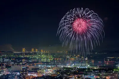 坂出の夜景に咲く華やかな光
