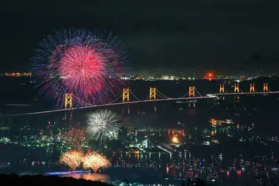 夜空を染める大輪と瀬戸大橋