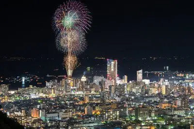 高松の夜景に華やかに咲く大輪の花火
