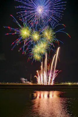 2026 뉴가와 불꽃축제 니부가와 내항 부근에서 약 6000발의 불꽃이 쉼 없이 발사됩니다