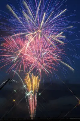 제69회 니이하마 낭량 불꽃축제 밤하늘을 수놓는 다채로운 불꽃이 압도적입니다