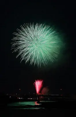 緑と赤が夜空に咲く幻想的な一瞬
