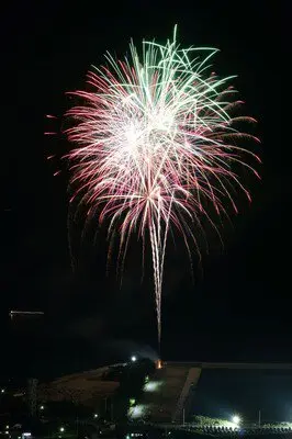 나가하마 아카바시 여름 축제 1800발의 다채로운 불꽃이 발사됩니다.