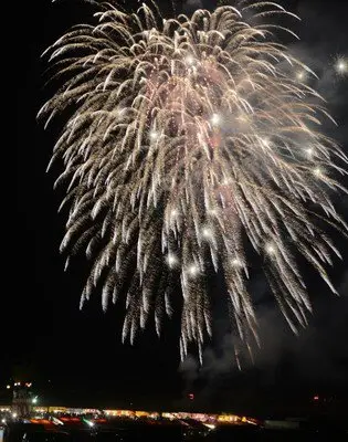 도이 여름 축제 불꽃축제 음악과 레이저 연출에 맞춰 불꽃이 발사됩니다