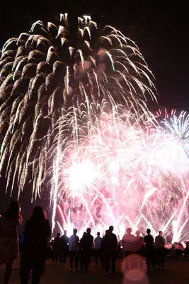 The 9th Hanahana Festival Powerful large-bloom fireworks color the night sky