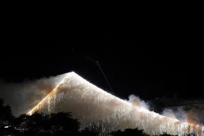 A magnificent waterfall of light drawn by Niagara fireworks