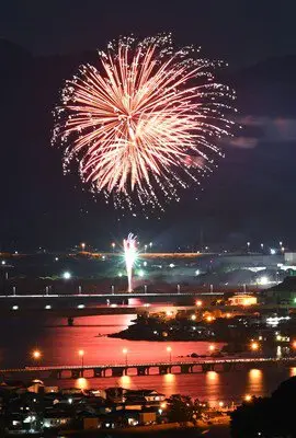 水面に映える鮮やかな赤の輝き