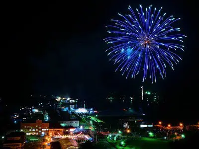 레이와 8년 아리카와 엔치 불꽃대회 — 축제와 함께 밤하늘로 쏘아 올려지는 불꽃을 즐깁니다