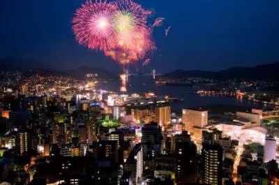 2026 나가사키 미나토 축제 — 밤하늘에 울려 퍼지는 음악 불꽃은 필견입니다