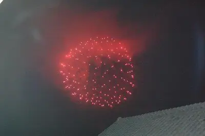 제50회 토미에 축제 — 박력 넘치는 대형 불꽃이 시야 가득 펼쳐집니다