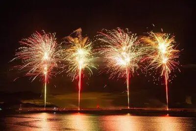 島原港の水面に映える打ち上げ花火