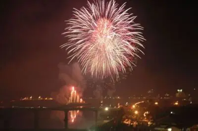 야마가 등롱 축제 낙양 불꽃축제 - 2개 불꽃 업체가 경연하며 박력 있는 불꽃을 선보입니다