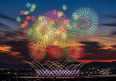 夕空を彩る鮮やかなスターマイン
