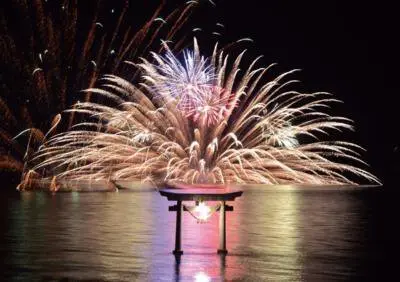 不知火・海の火まつり 幻想的な花火が夜空と海面を彩る